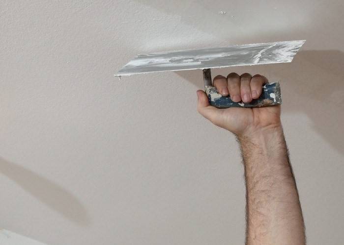 Какая шпатлевка для потолка лучше – виды шпаклевки, преимущества и недостатки, правила нанесения