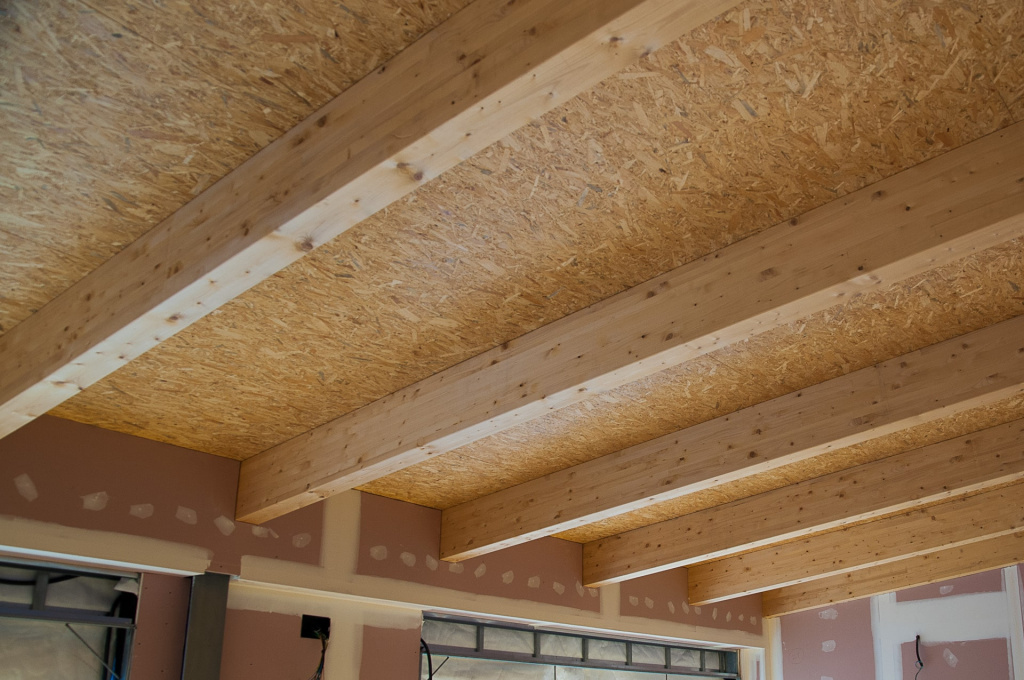 Потолок из плит осб: особенности монтажа и отделки