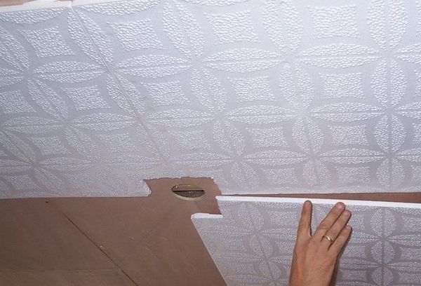 Как клеить на потолок плитку: как наклеить, поклеить потолочную плитку из пенопласта, как правильно приклеить, как подготовить неровный потолок к поклейке плитки, способы поклейки, как оклеить