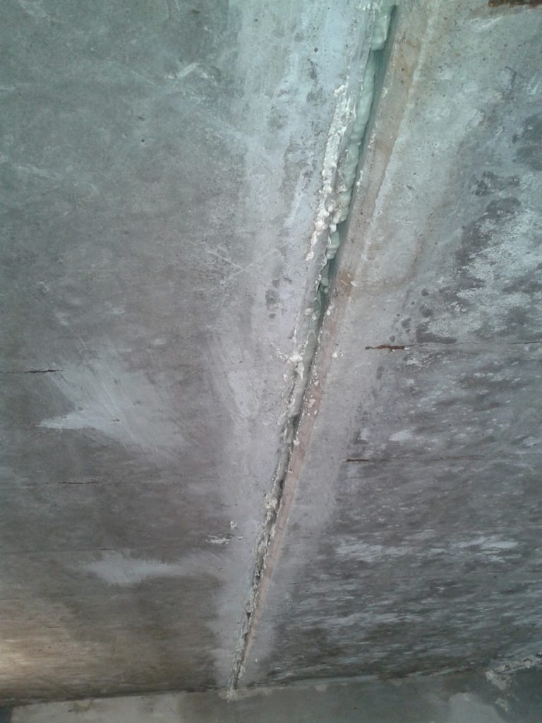 Заделка швов между плитами перекрытия на потолке