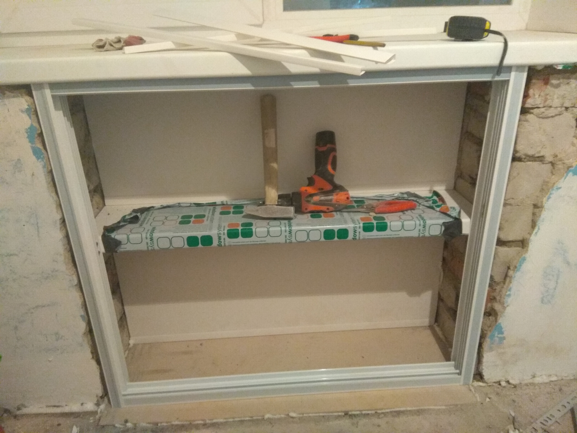 Холодильник под окном на кухне: как скрыть своими руками, инструкция, фото и видео-уроки