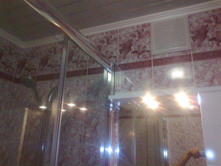 Натяжной потолок в санузле: особенности и виды