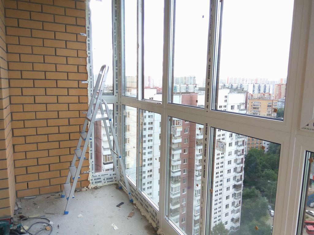 Эффектный дизайн интерьера: панорамное остекление балкона