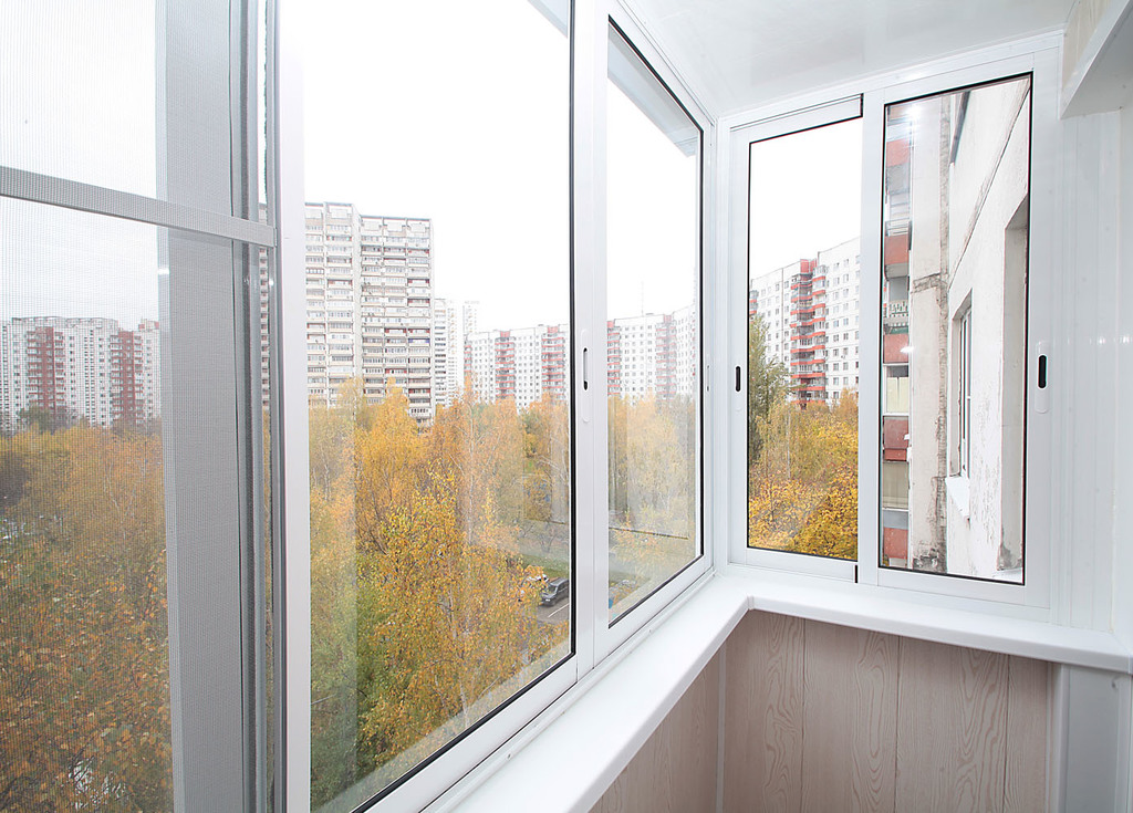 Раздвижные окна на балкон: алюминевые, пластиковые системы, монтаж, как мыть