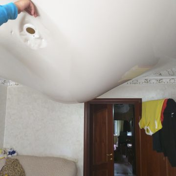 Как слить воду с натяжного потолка: при затоплении соседями, сливаем самостоятельно