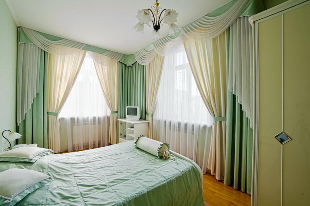 Спальня с двумя окнами на разных стенах: дизайн - 26 фото