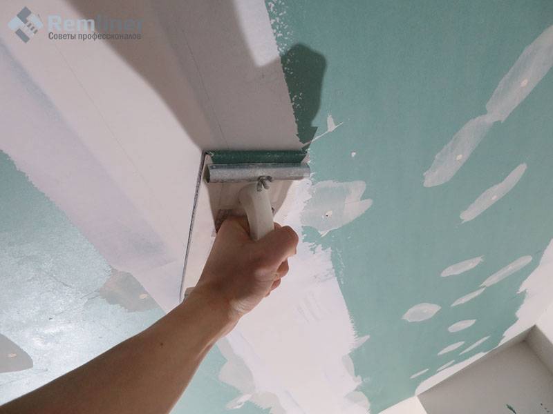 Как правильно зашпаклевать потолки под покраску: подготовка к покрытию водоэмульсионной краской