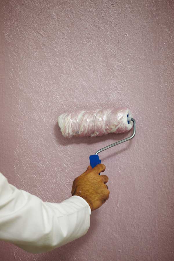 Как наносить фактурную краску на стены и потолок правильно и быстро