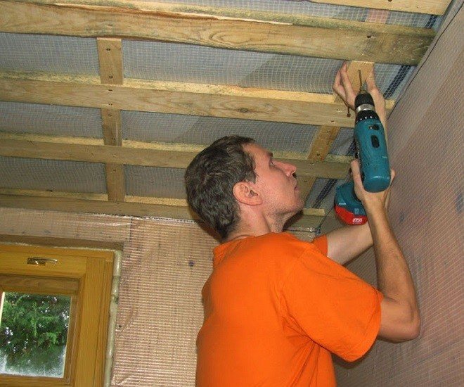 Гипсокартон на деревянный потолок: особенности конструкции и монтажа
