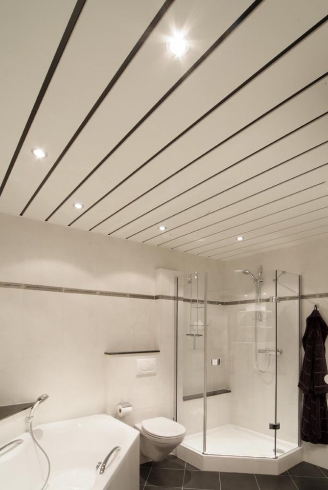 Какой натяжной потолок выбрать для ванной комнаты: выбор полотна с учетом важных критериев