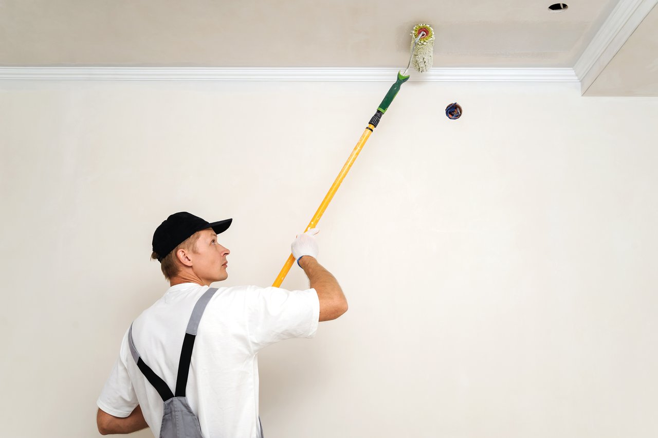 Как красить потолок – подготовка поверхности, выбор краски, этапы работ