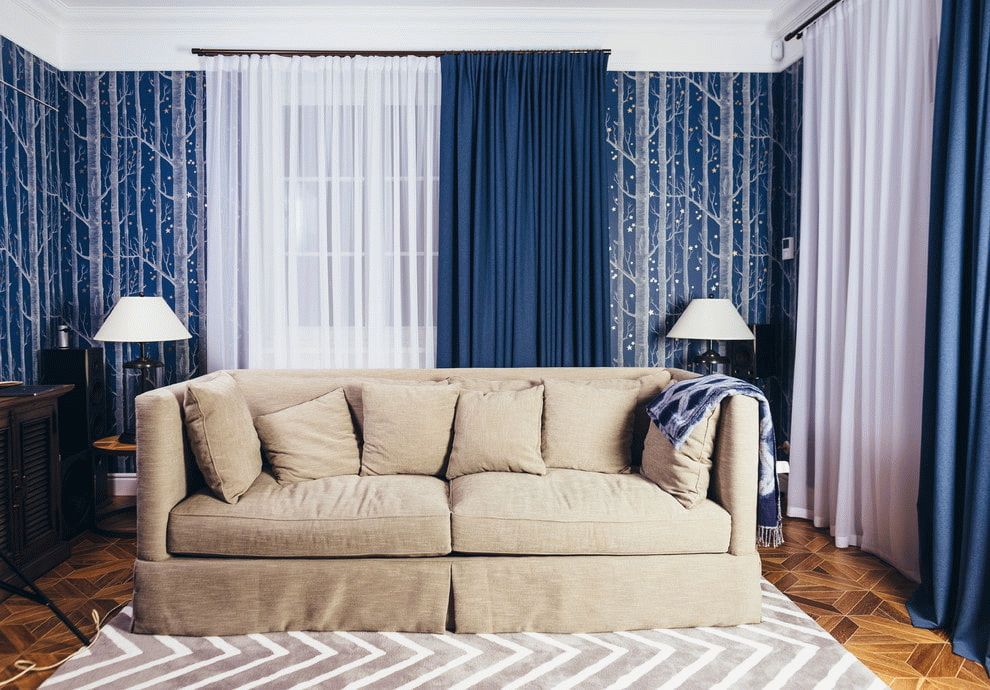 Синие шторы: темные и голубые в интерьере, фото с диваном в гостиной .