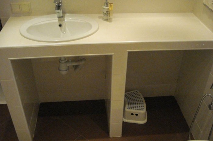 Как сделать тумбу под раковину в ванную комнату своими руками: выбор материалов, этапы конструирования и установки