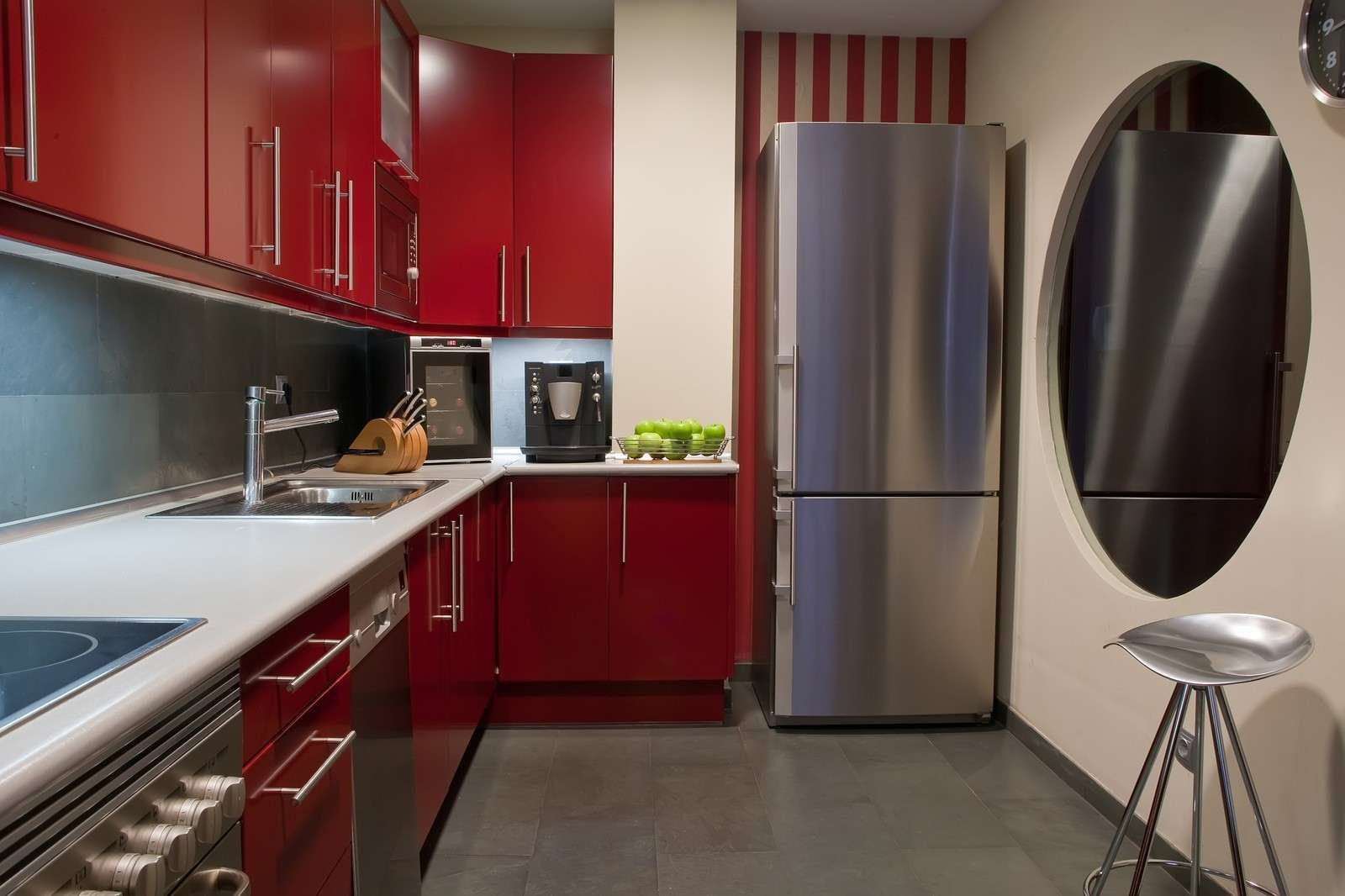 Какие холодильники подойдут для дизайна кухни: классика и модерн