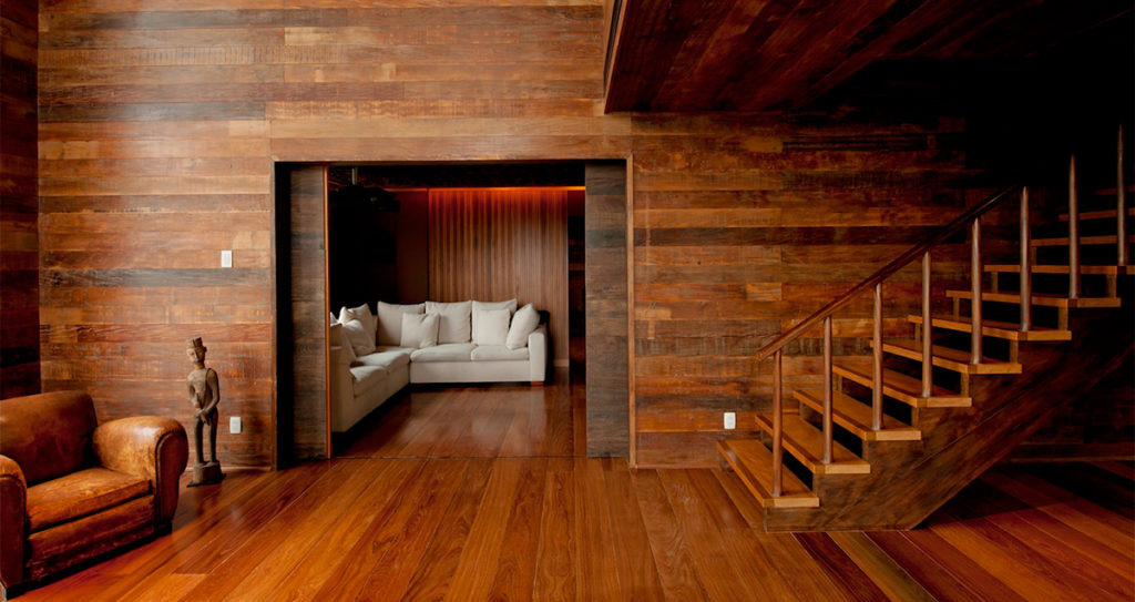 Виды деревянной отделки декора стен внутри дома и квартиры