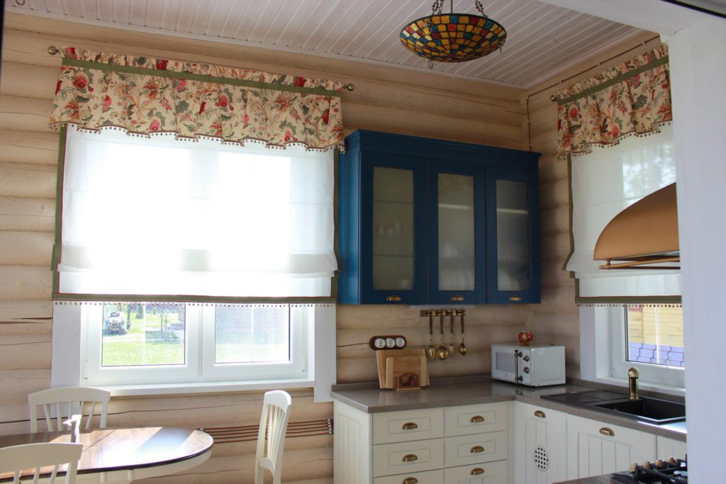 Оформление окна на кухне в современном стиле шторами, дизайн - 37 фото