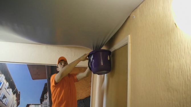 Как слить воду с натяжного потолка самостоятельно