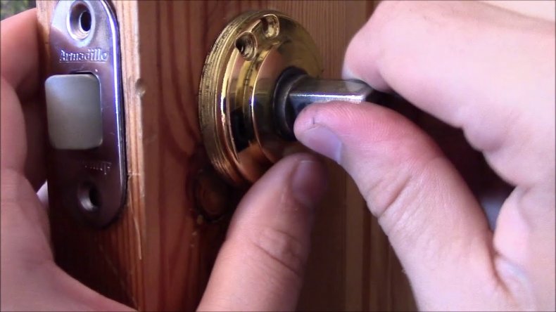 Устройство, принцип работы, поломки и ремонт дверных ручек на входных дверях
