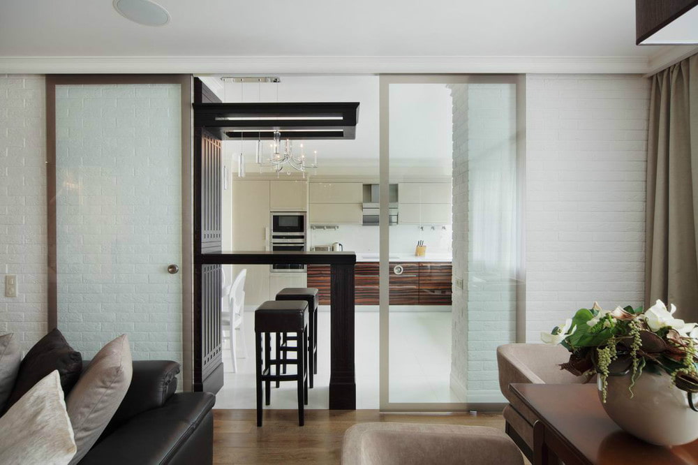 Перегородка между кухней и гостиной (100 фото): 10 вариантов раздвижных, стеклянных и гипсокартоновых перегородок