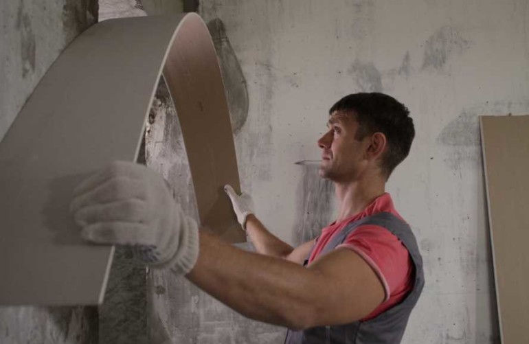 Как согнуть гипсокартон полукругом для арки, потолка и стен: видео