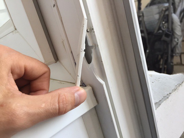 Грамотный ремонт пластиковых дверей балкона: 4 частые проблемы