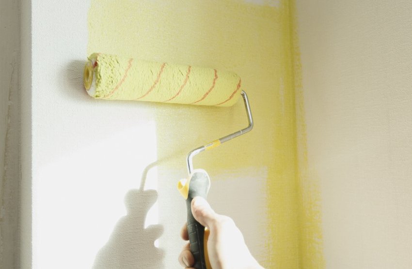 Покраска потолка валиком хитрости на видео: как красить водоэмульсионной и акриловой, какой лучше и как правильно, какой нужен и как выбрать, чем лучше кисть