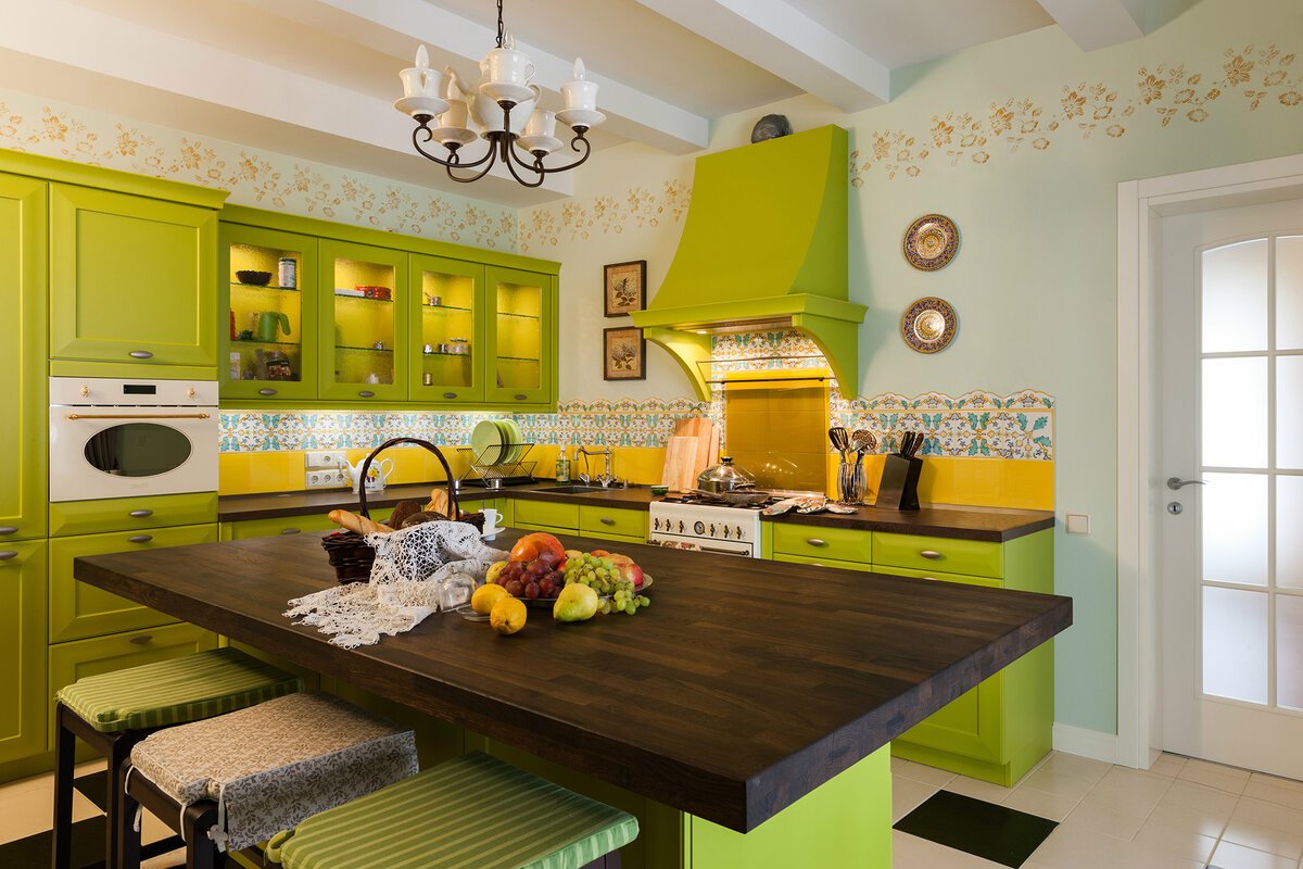 Дизайн интерьера кухни в кофейно-молочном цвете, сочетание ярких акцентов