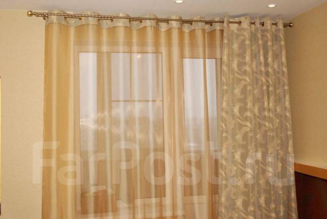 Комбинированные шторы из 2х цветов для гостиной, спальни и зала с переходом, из двух полотен
 - 43 фото