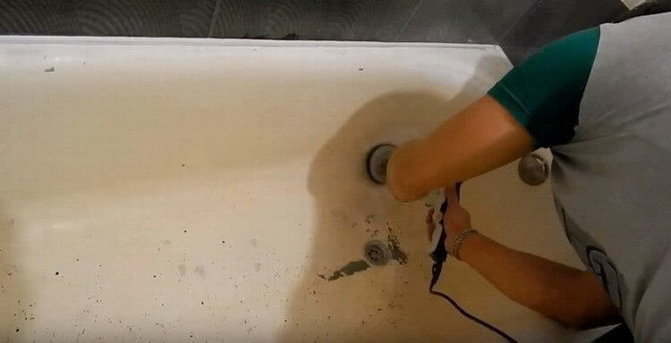 Как можно обновить чугунную ванну своими силами