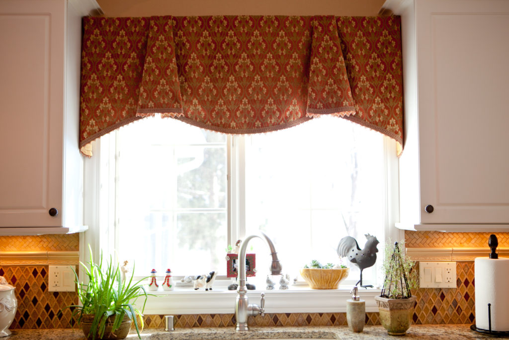 Короткие шторы на кухню - фото примеров