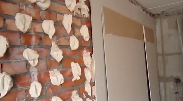 Можно ли приклеить гипсокартон на стены монтажным клеем или лучше использовать специальный клей гкл: варианты, методы поклейки, рекомендации и требования
