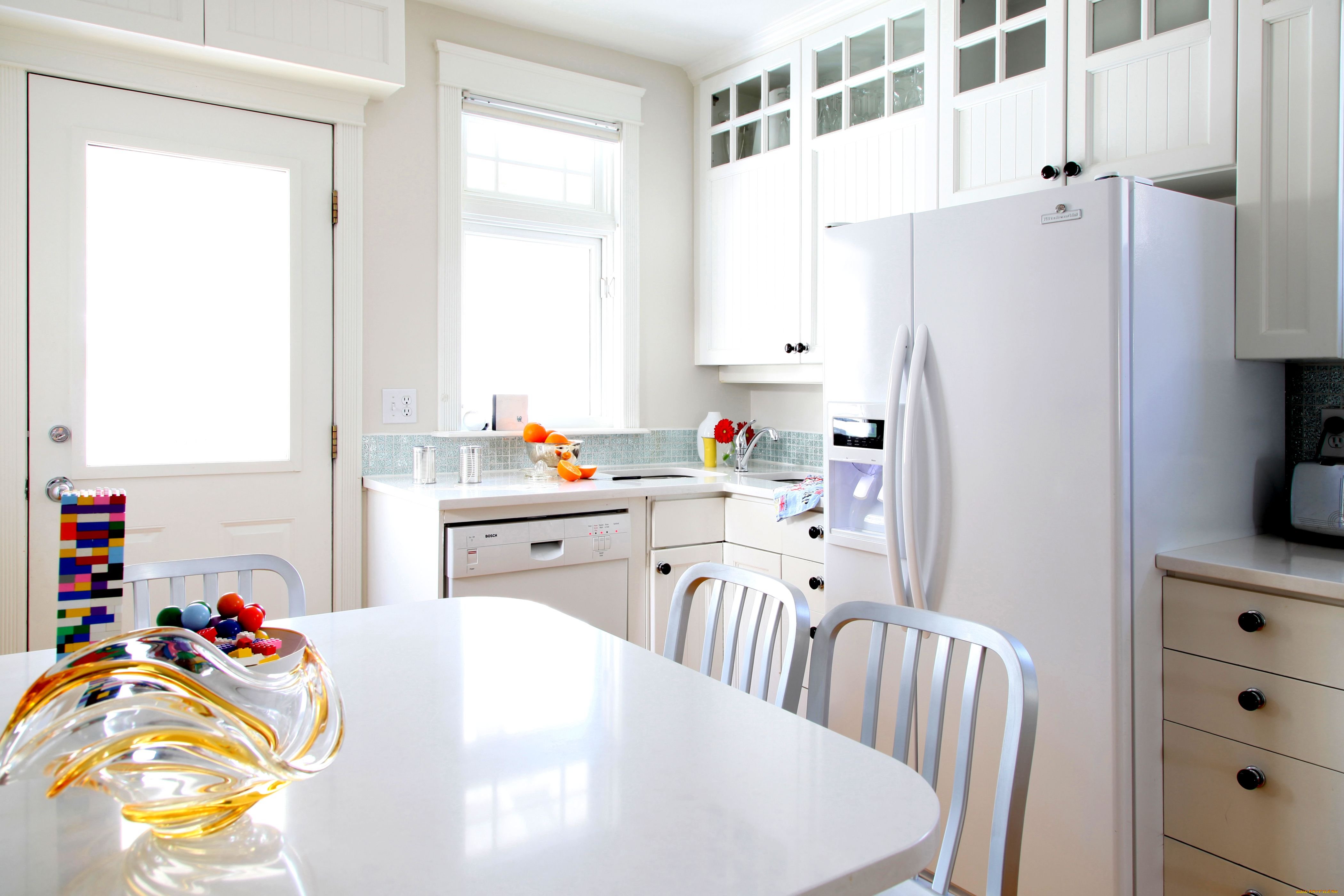 Кухня с холодильником - фото лучших идей как сочетать холодильник в интерьере