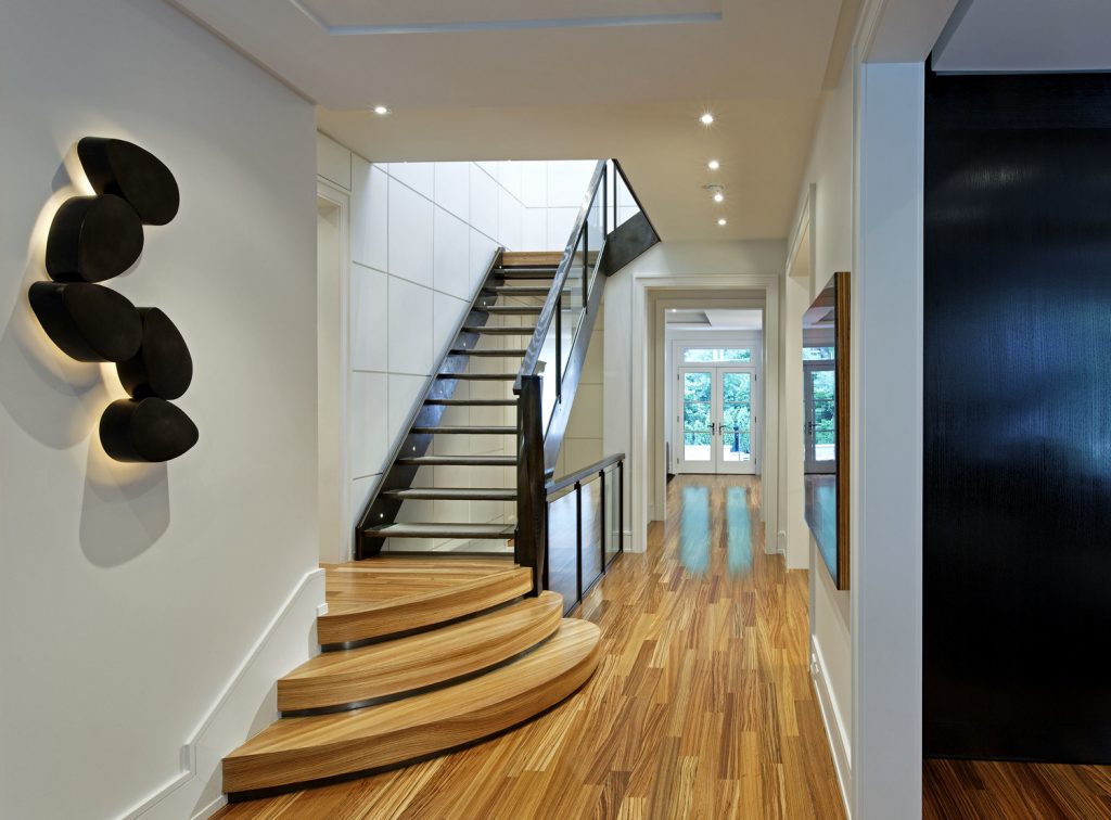 Дизайн холла с лестницей в частном доме: прихожая, интерьер коридора, варианты и фото-идеи