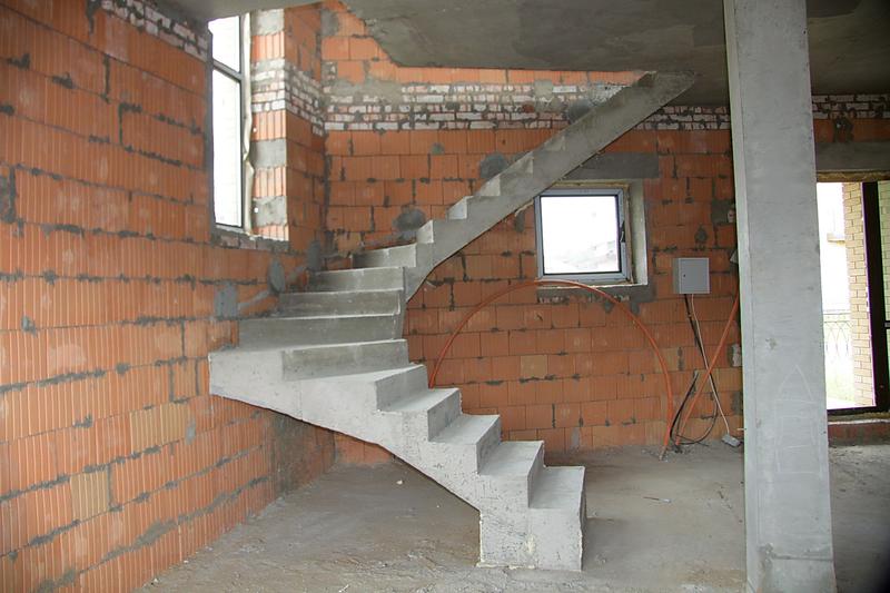 Монтаж лестницы из бетона в собственном доме