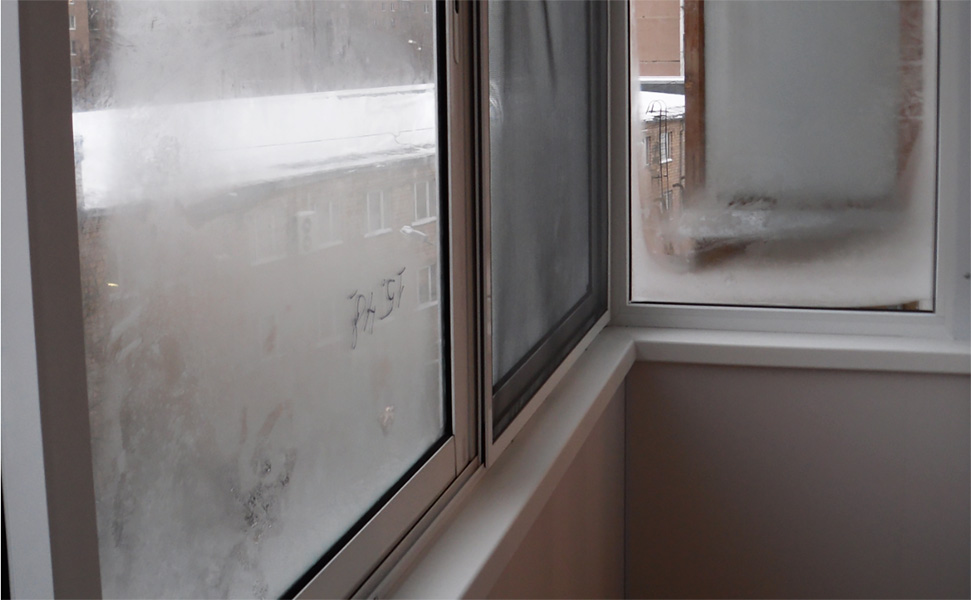 На балконе потеют окна: причины и 6 методов их устранения