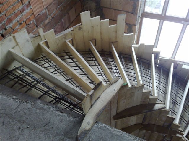 Какая лестница лучше — бетонная, деревянная или металлическая?