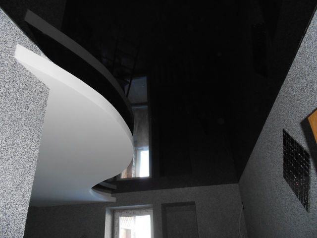 Серый потолок в интерьере: глянцевый, матовый, натяжеой - 34 фото