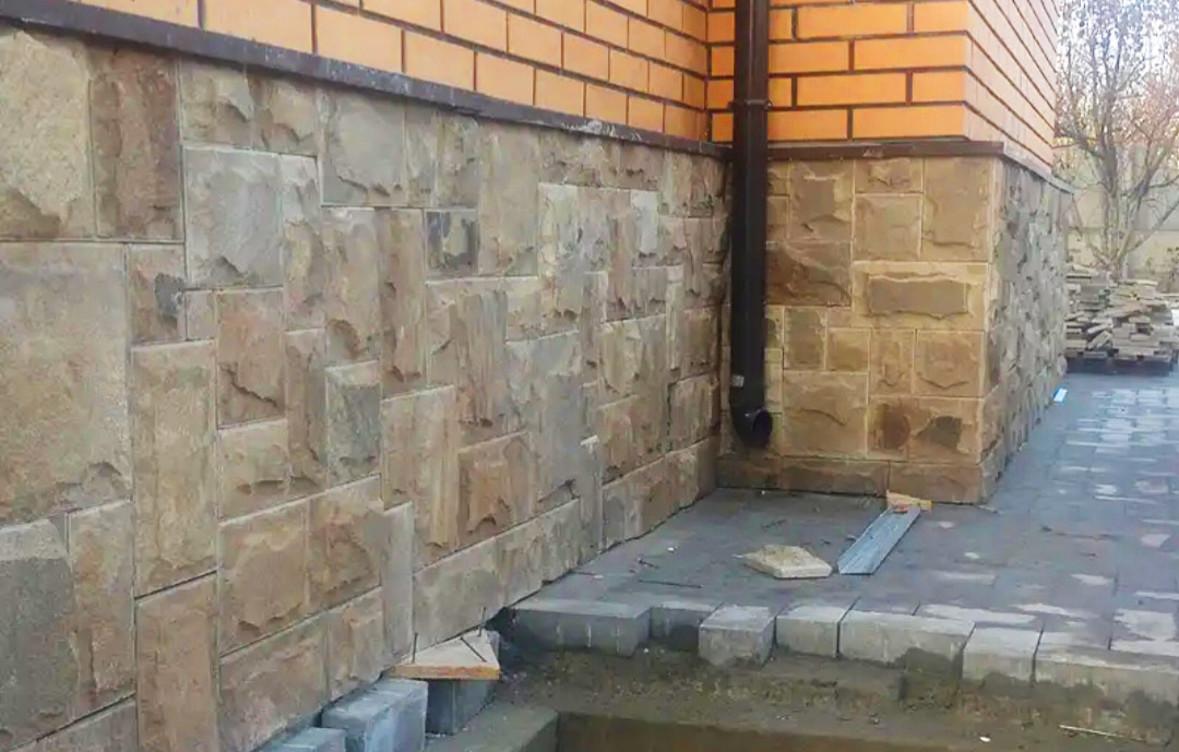 Инструкция по отделке бетонного цоколя искусственным камнем