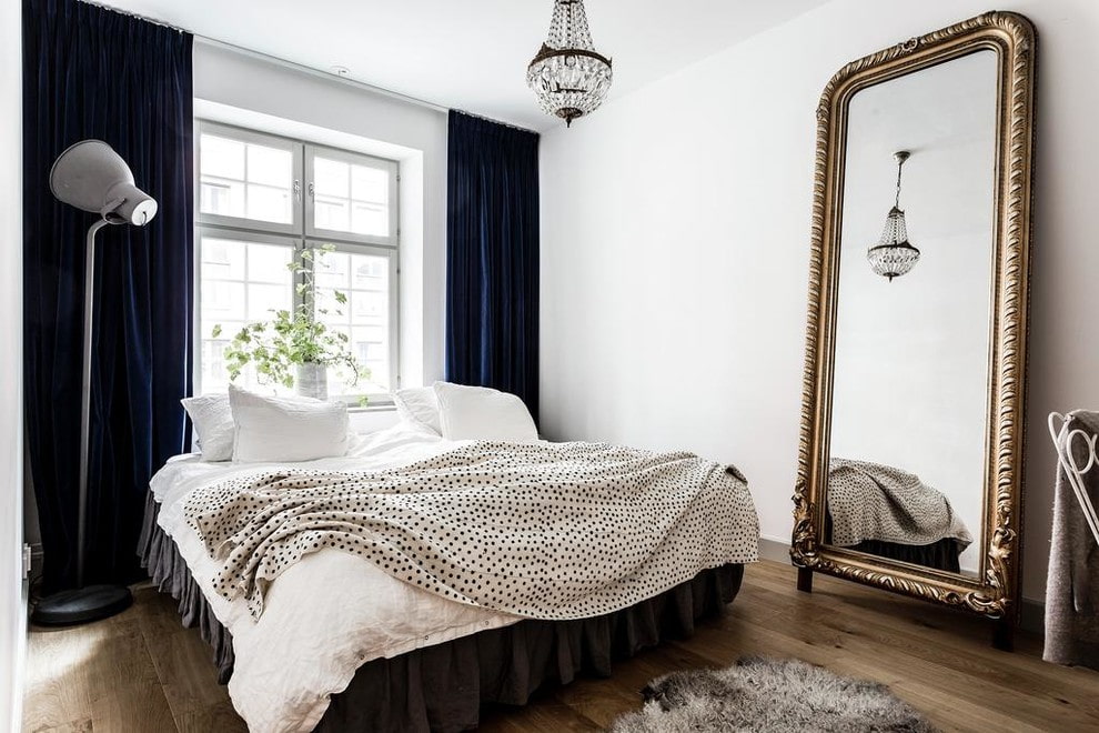 Зеркало в спальне: почему нельзя ставить напротив кровати, можно ли спать перед ним