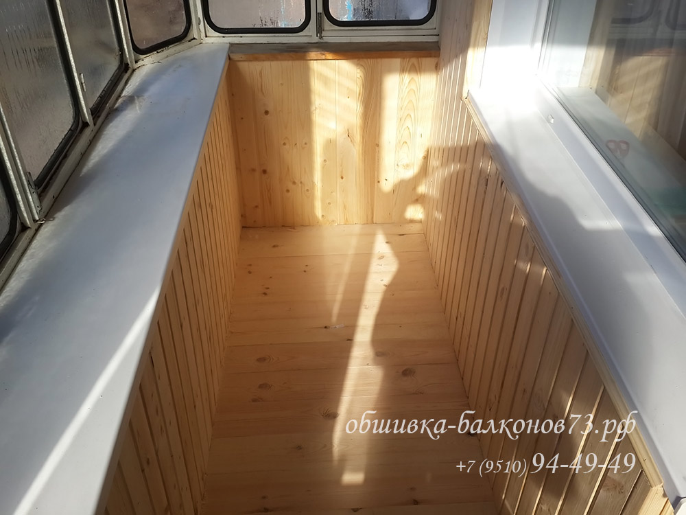 Способы монтажа и отделки балкона вагонкой — фото