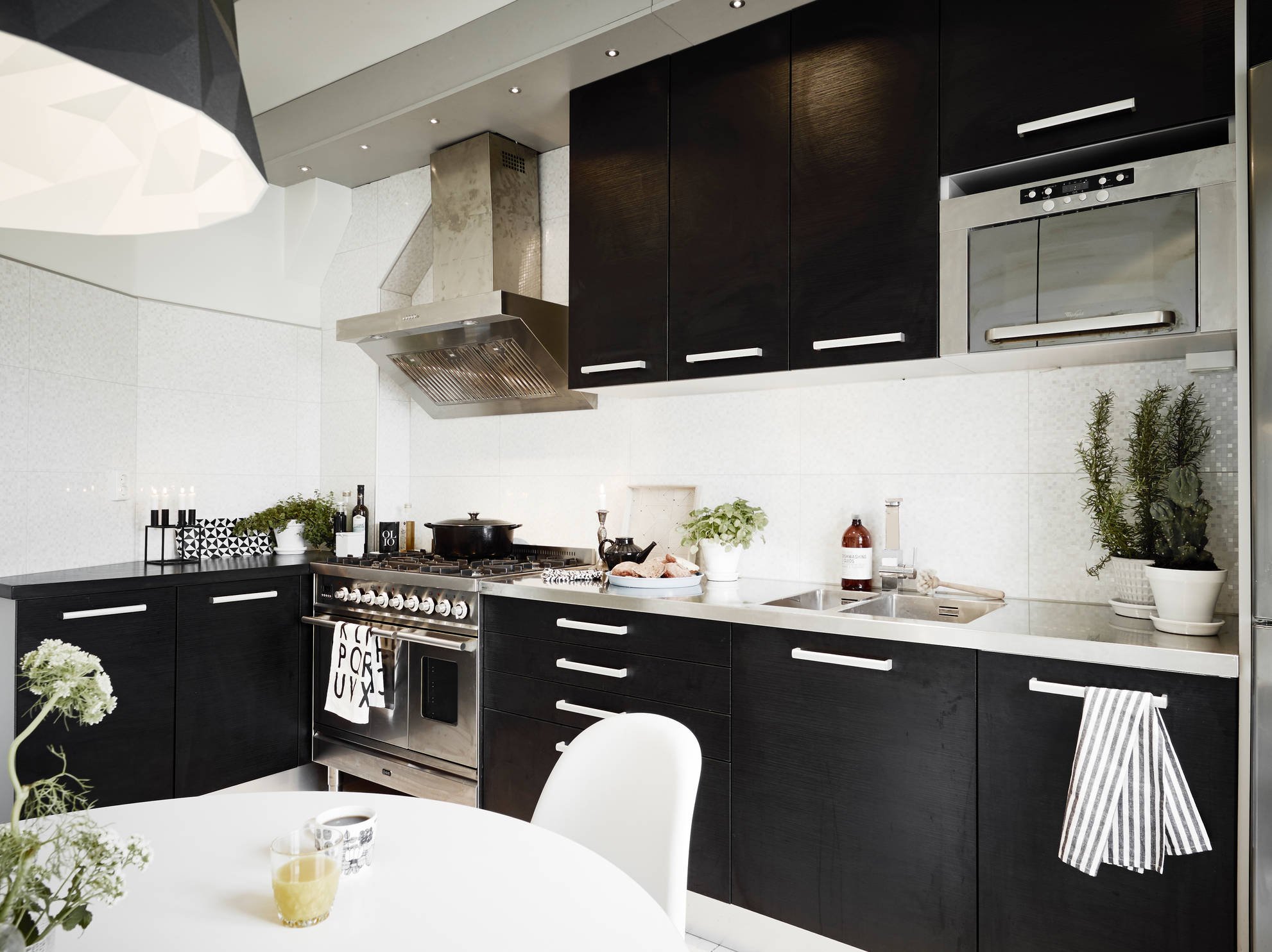 Черно-белая кухня — фото примеры реальных интерьеров кухни
