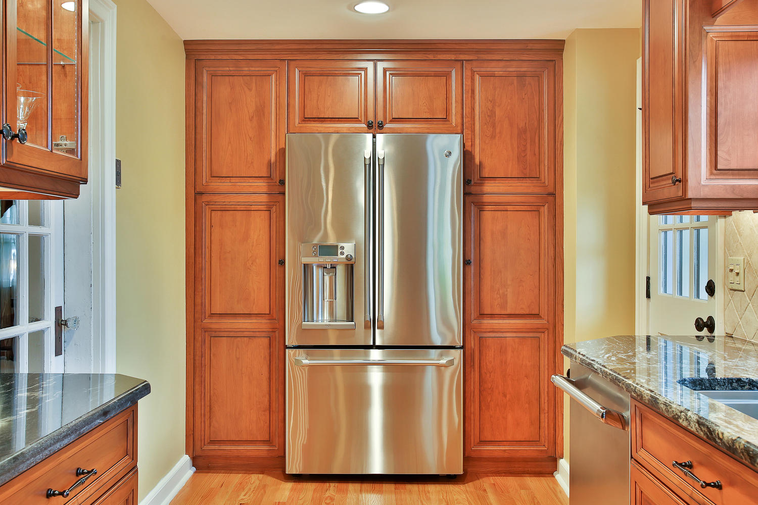 Холодильник в коридоре: почему его ставят там. интересные варианты установки холодильника в интерьере коридора