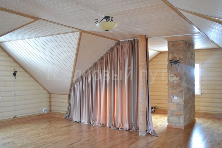 Шторы на мансардные окна со скошенным потолком в деревянном бревенчатом доме: скошенные, треугольные занавески
 - 38 фото