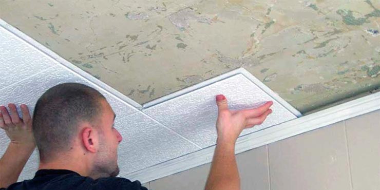 Как поклеить плитку на потолок: технология оклейки пенопластом (видео)