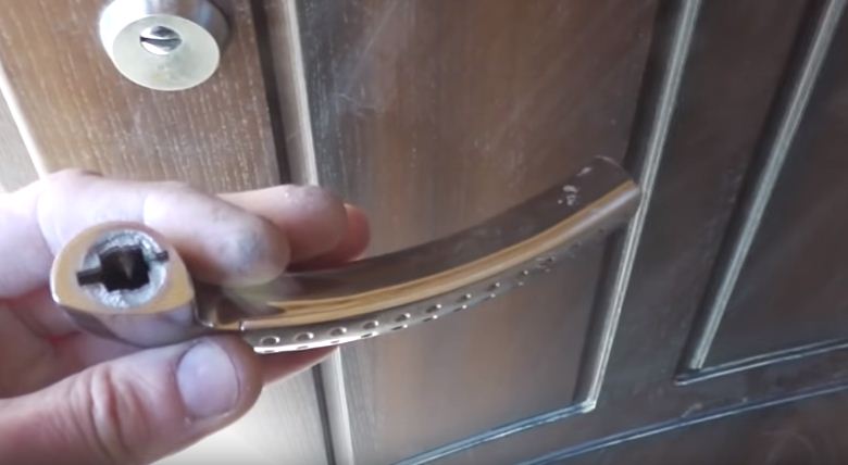 Сломалась ручка на входной двери: как починить ручку на межкомнатной двери