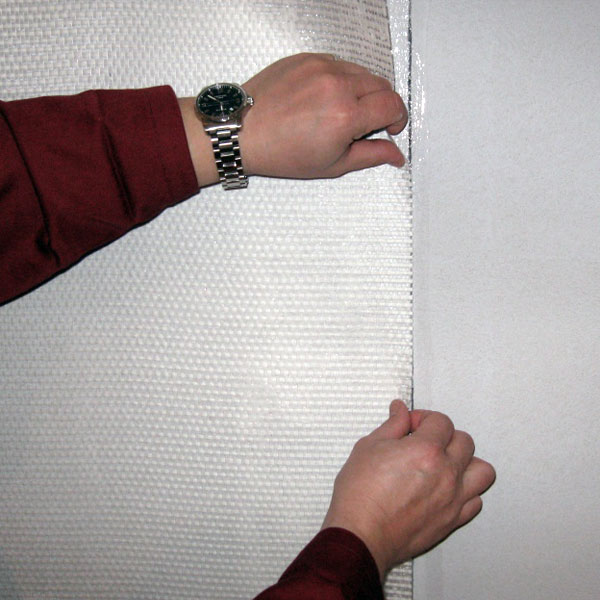 Как правильно клеить стеклообои на стены под покраску — изучаем тщательно