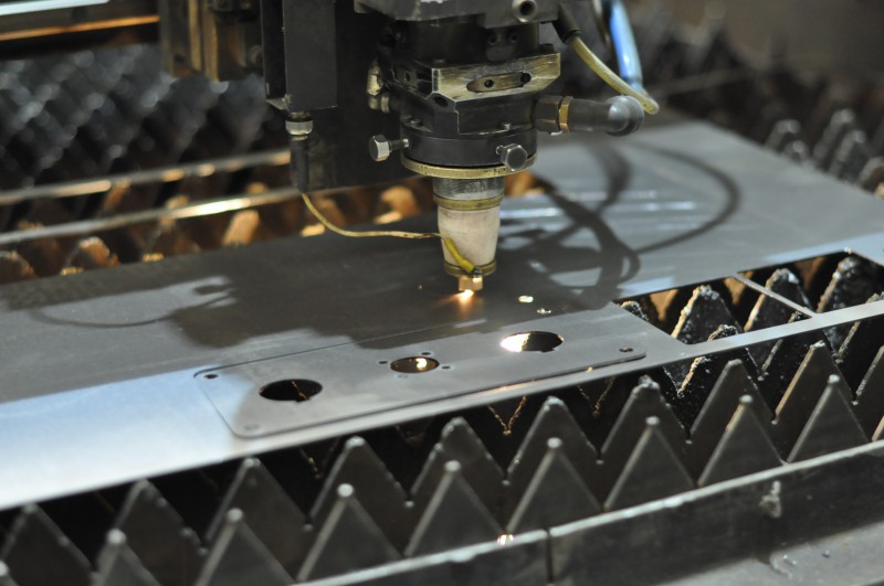 Технология лазерной резки фанеры и основные отличия от фрезерной обработки