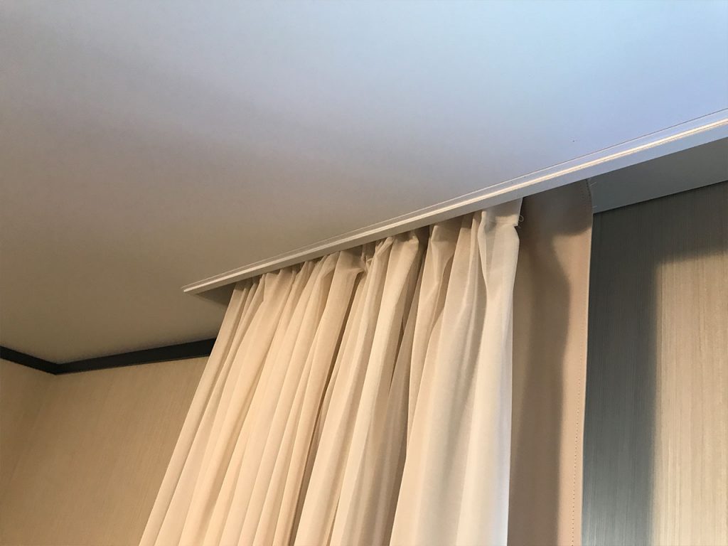 Нюансы конструкции – гардины для штор под натяжной потолок