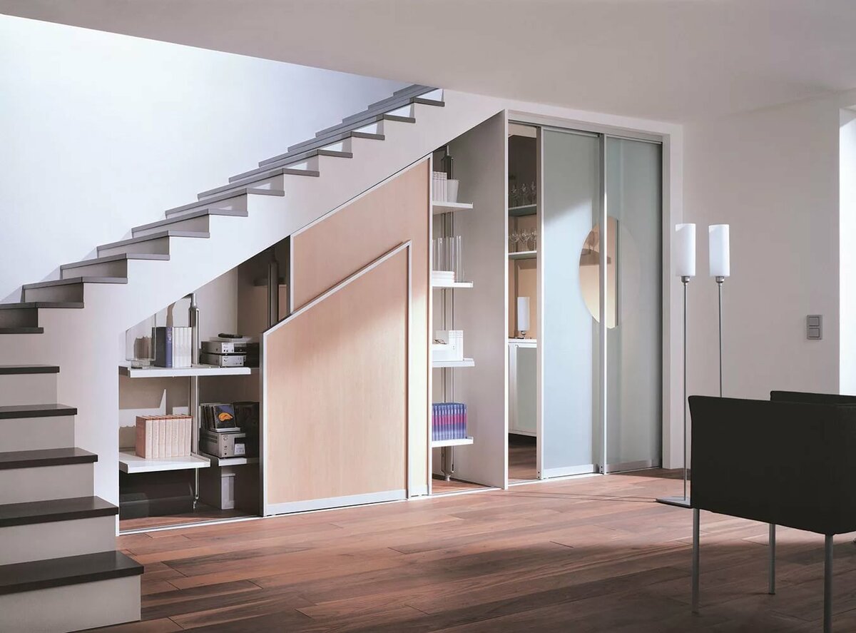 Встроенный шкаф под лестницей в частном доме, варианты встроенного шкафа под лестницей, монтаж своими руками