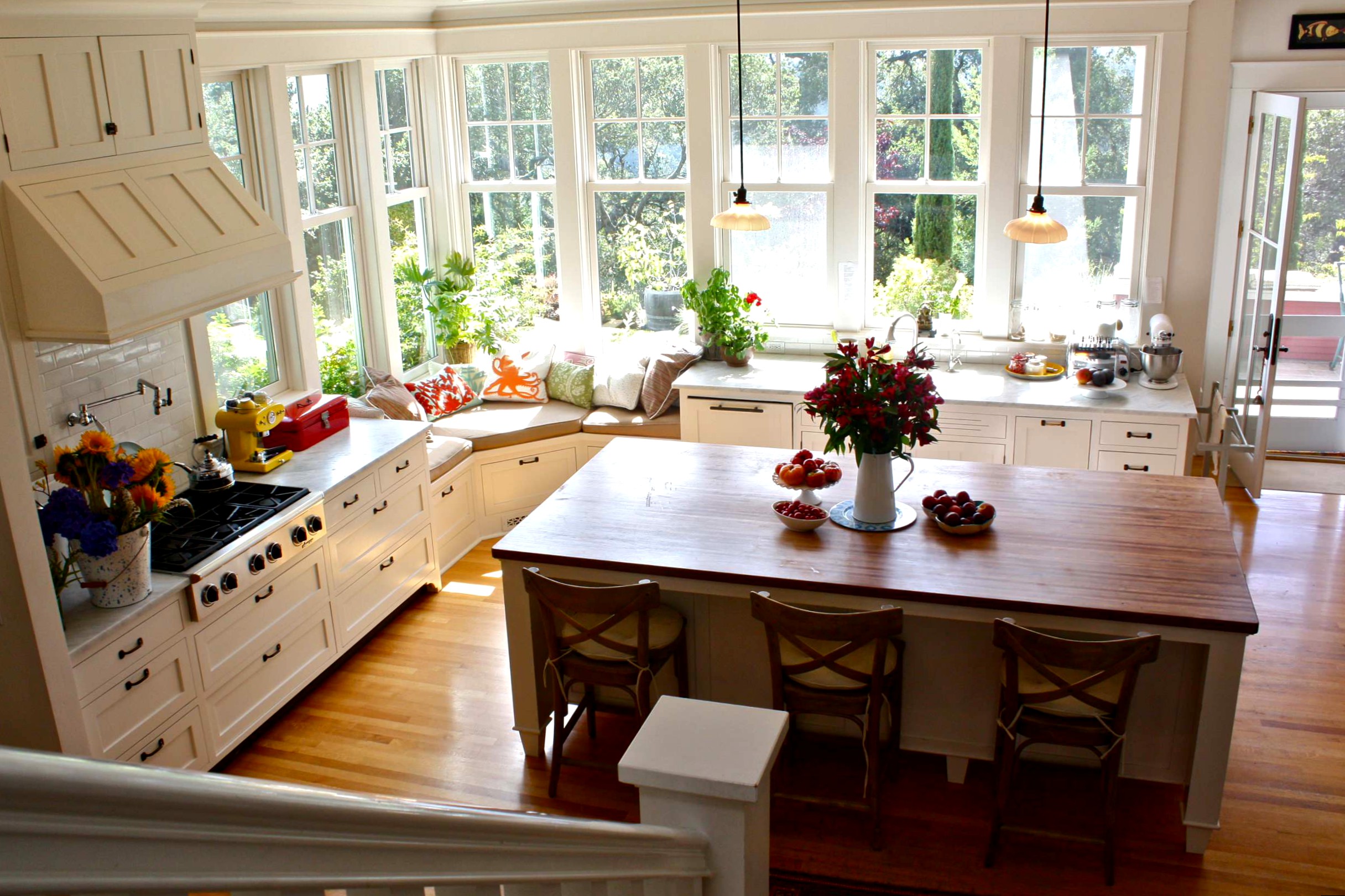 Окно на кухне:  3 основных варианта оформления и множество свежих идей